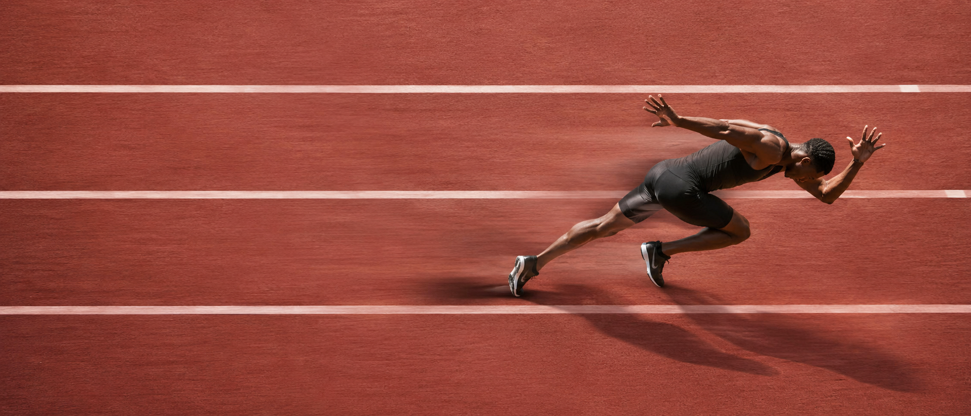 Sprinteur en pleine accélération sur une piste d'athlétisme